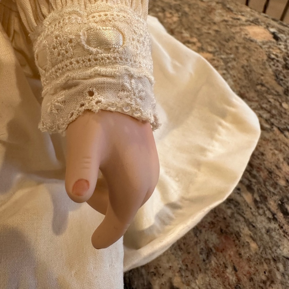 Vintage Georgetown Collection BEAUTIFUL BUTTERCUP Porcelain Pouty Sitting Doll - Picture 7 of 8